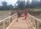 Polsek Palembayan bersama Brimob Sumbar Goro Bangun Jembatan Akses Warga Pasca Bencana