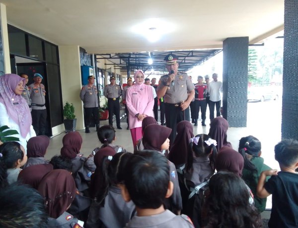Kenalkan Tugas Polisi Sejak Dini, Kapolres Pasaman Terima Kunjungan Siswa TK Kemala Bhayangkari